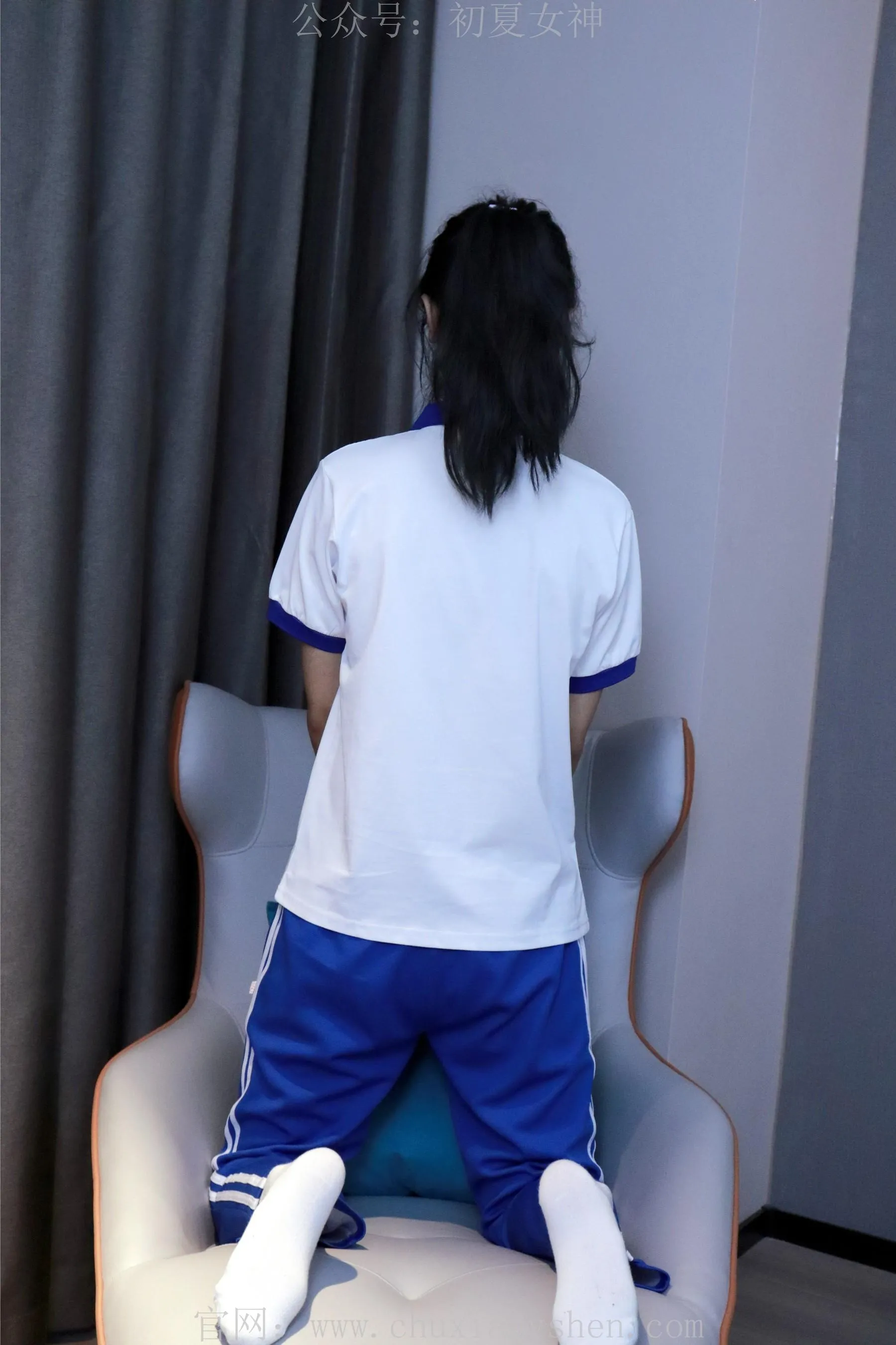 初夏女神 NO.001 依依校服搭配37码运动鞋拍摄 [126P]插图9